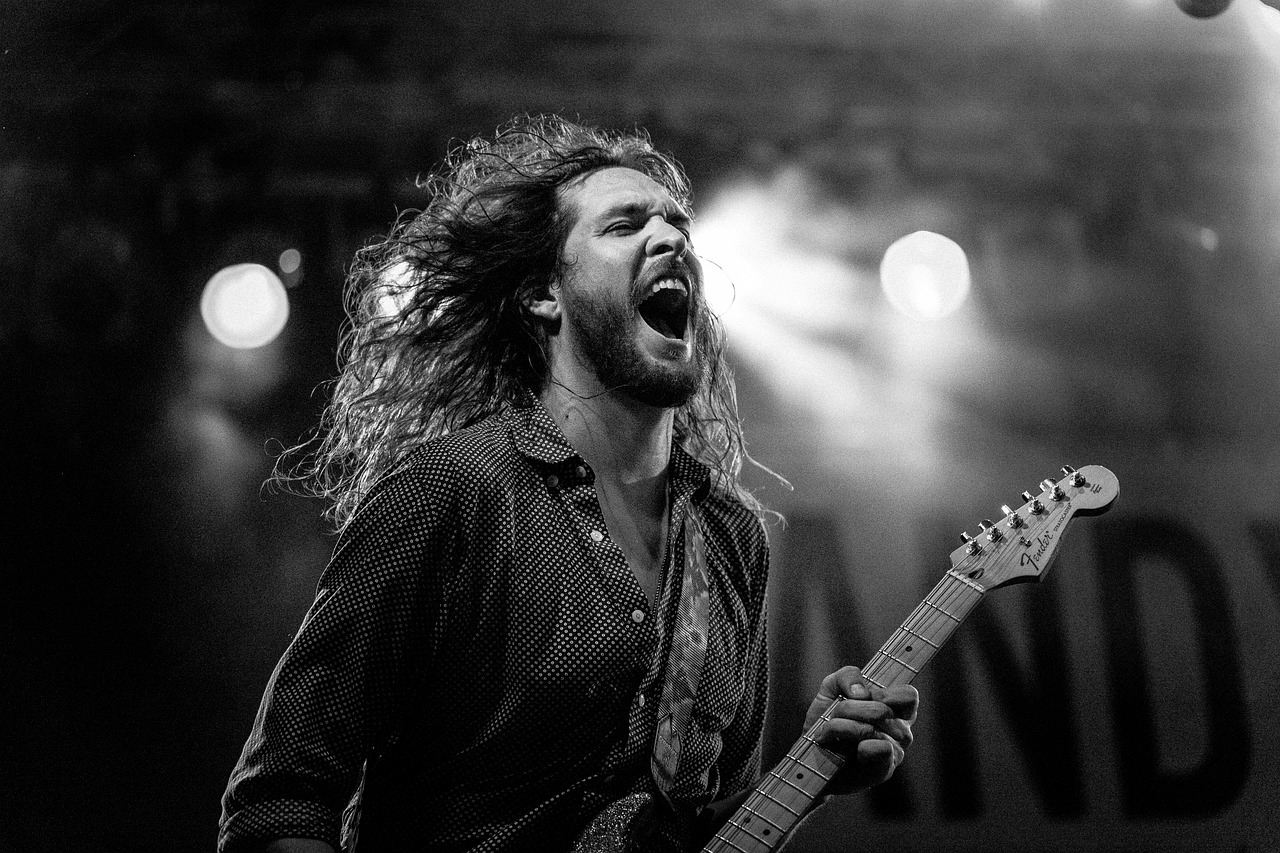 gitarist met veel enthousiasme op gezicht